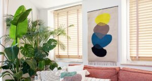 Współczesna tkanina, kilim na ścianie we wnętrzu boho.