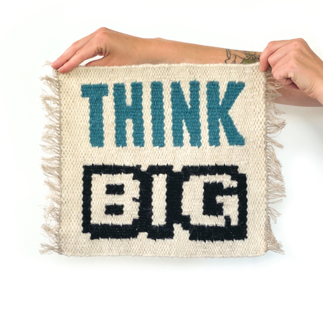 kilim-tapestry-think-big-sentence Tkana serweta z napisem THINK BIG