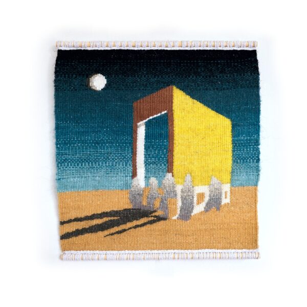 Gobelin inspirowany surrealizmem Salvadora Dalego – postacie w drodze ku niewidzialności.