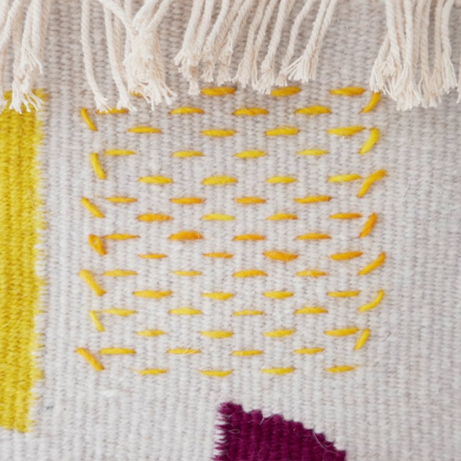 Detal tkaniny artystycznej typu kilim - geometryczne sploty w tkaninie artystyczne