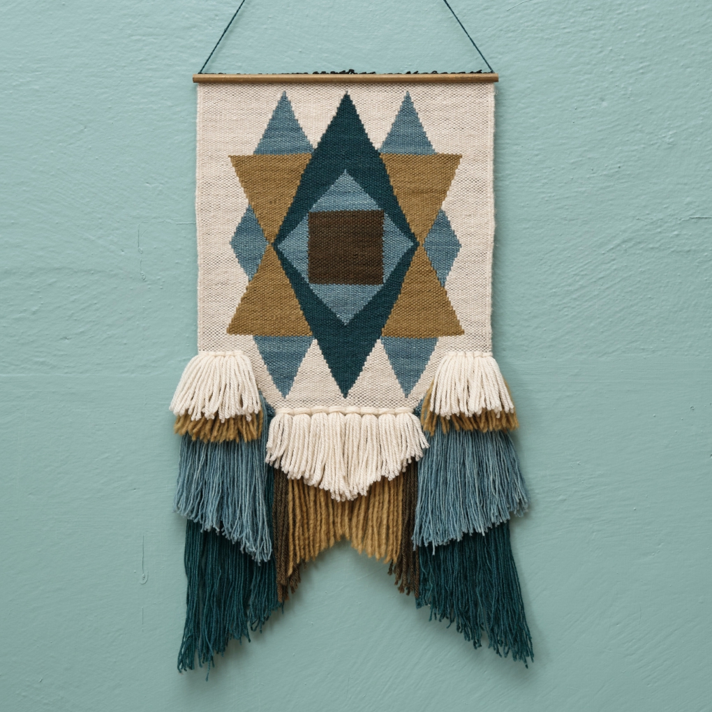 Kilim indiański etno na niebiesko-zielonej ścianie.
